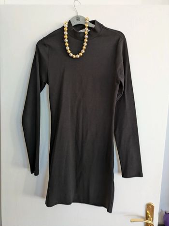 Robe moulante col montant