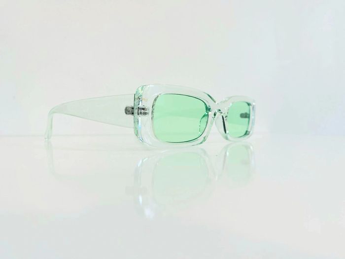 Lunette de soleil femme verte transparente UV protection taille small
