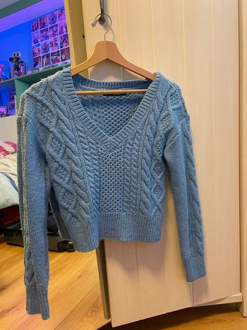 Pull bleu en V