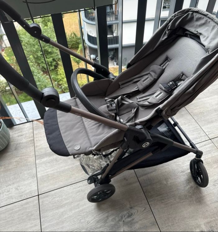 Poussette Cybex Melio avec protection pluie– ultra légère et compacte – très bon état