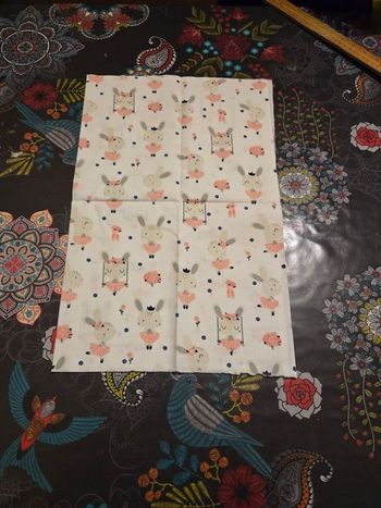 Morceau de tissus motif lapin danseur