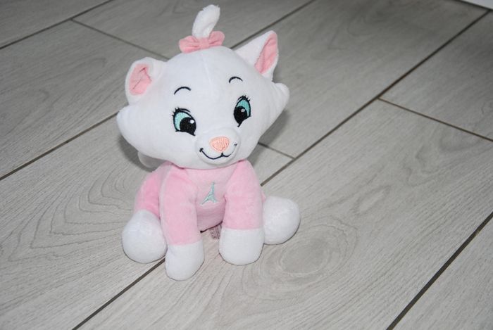 doudou peluche chat marie Disney les aristochats Disneyland paris tour Eiffel