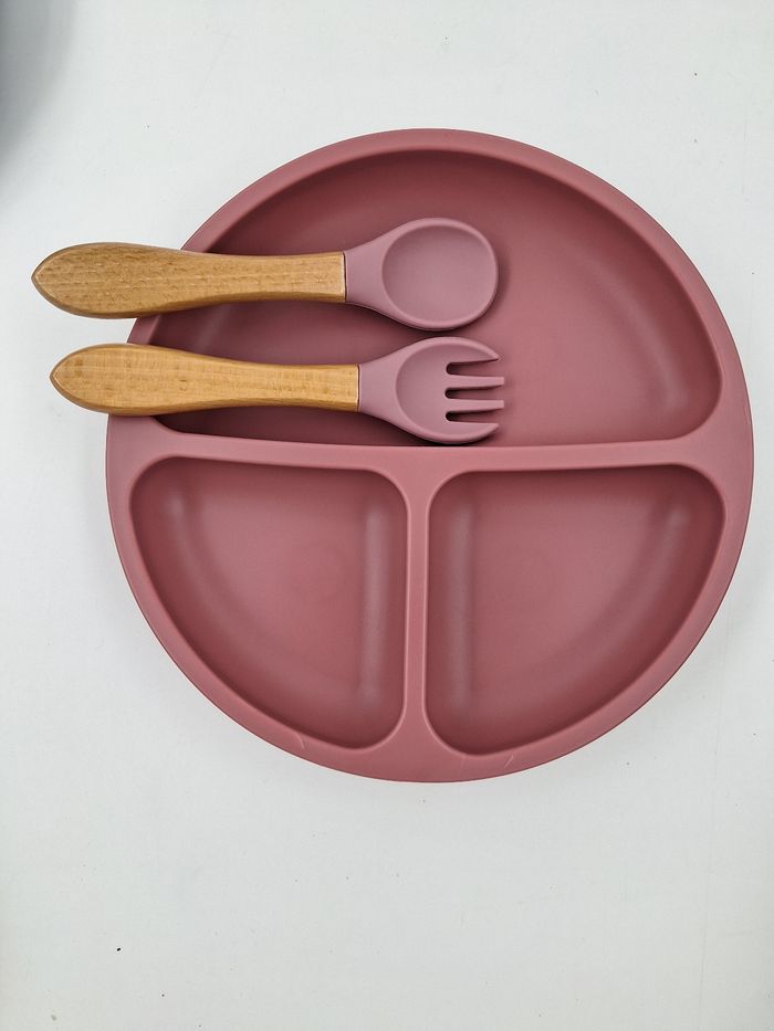 Assiette silicone avec couvert