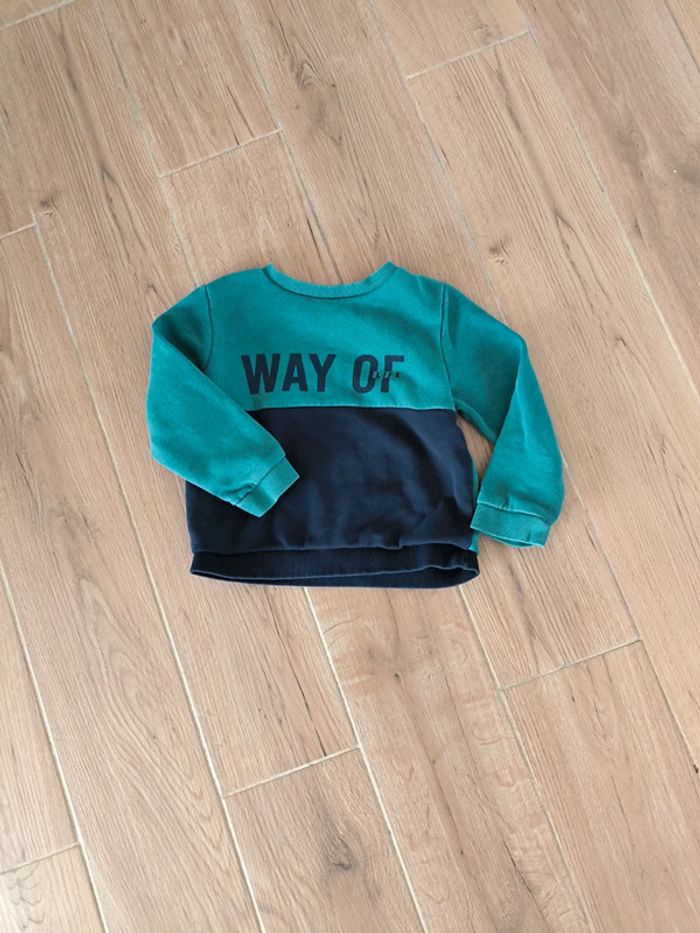 Sweat bleu et bleu marine