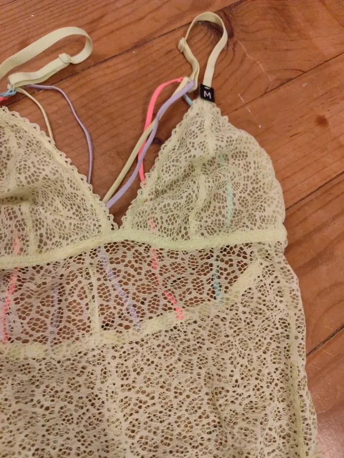 Body lingerie dentelle Undiz jaune fluo M neuf - photo numéro 2