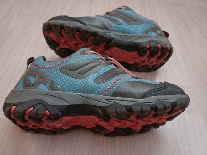 Chaussures de randonnée waterproof Taille 33 quasi neuves - photo numéro 3