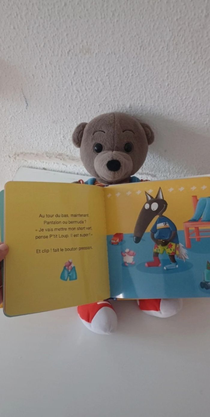 Livre petit loup s'habille tout seul - photo numéro 4