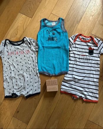 Lot de trois barboteuses / tenue d’été une pièce taille 36 mois