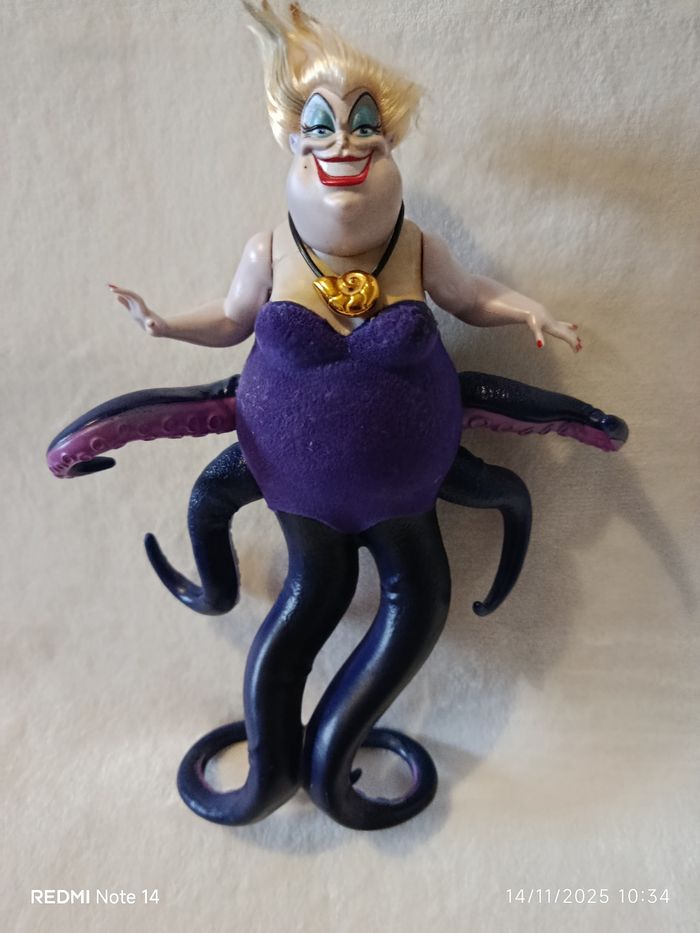 A saisir, poupée " Ursula" , de Disney " la petite sirène" ( bien tout lire svp)