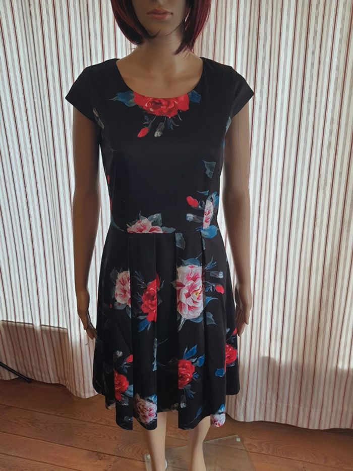 Jolie Robe Paola! Taille be fr 38 noir fleuries - photo numéro 5