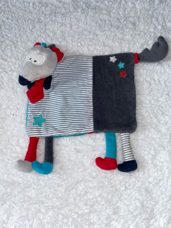 Doudou plat loup Mister Bouh gris bleu rouge rayé poche Sauthon