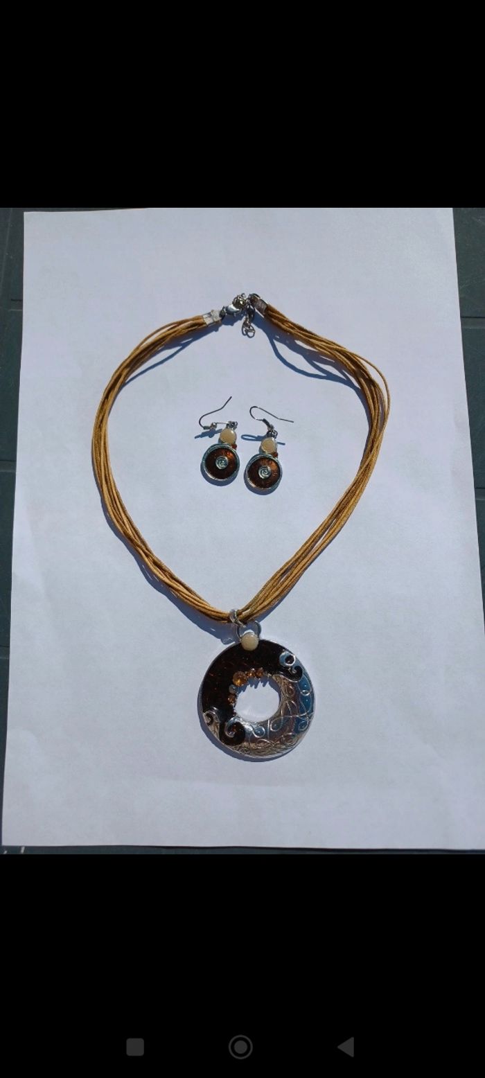 Parure collier et boucles d'oreilles