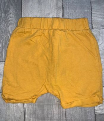Short jaune