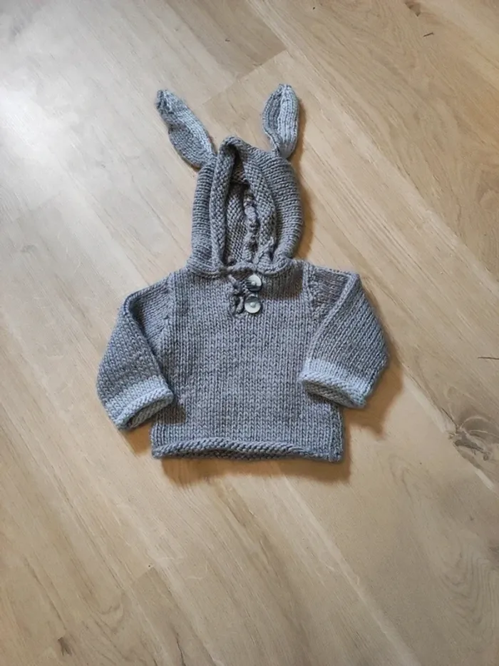 Pull en laine 6/9 mois avec oreilles de lapin