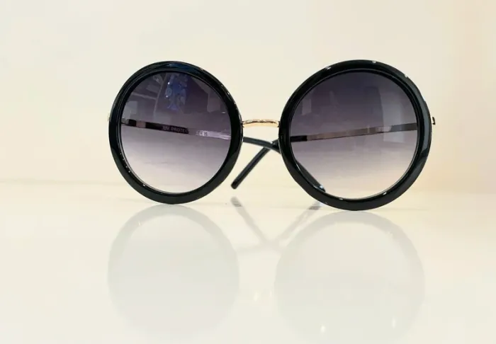 Lunette de soleil femme ronde noire et dorée verres dégradés UV protection catégorie 3 - photo numéro 7