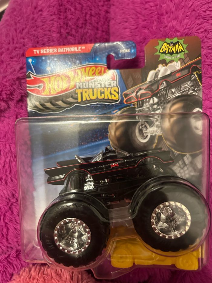 Monster truck voiture grosse roue batman