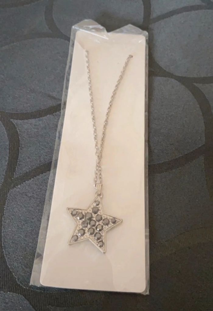 Collier fantaisie femme étoile  neuf dans son emballage