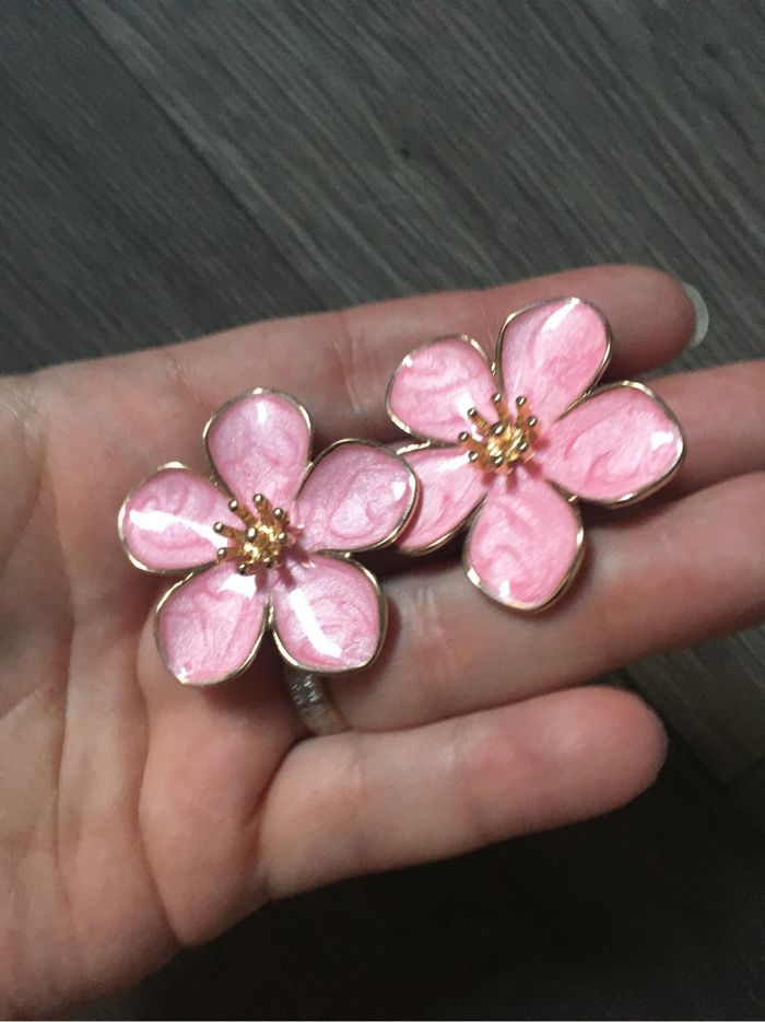 Boucles d’oreilles NEUVES forme de fleurs 🌸 couleur rose