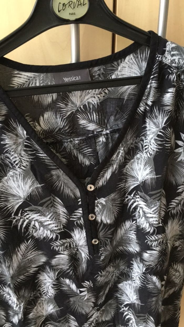 Joli petit haut feuillus exotiques taille 40 de Yessica - photo numéro 3