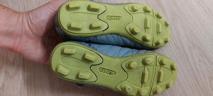 Chaussures crampons foot kipsta 33 - photo numéro 4