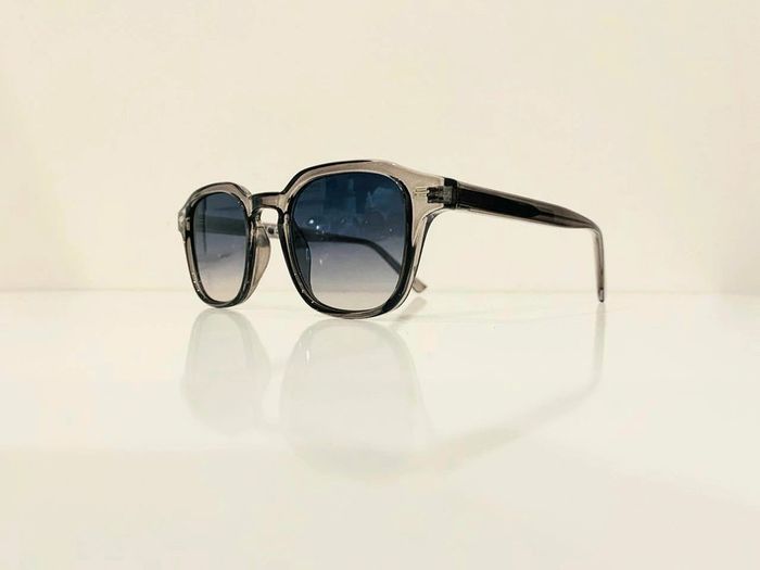 Lunette de soleil mixte grise transparente verres bleus dégradés UV protection catégorie 2