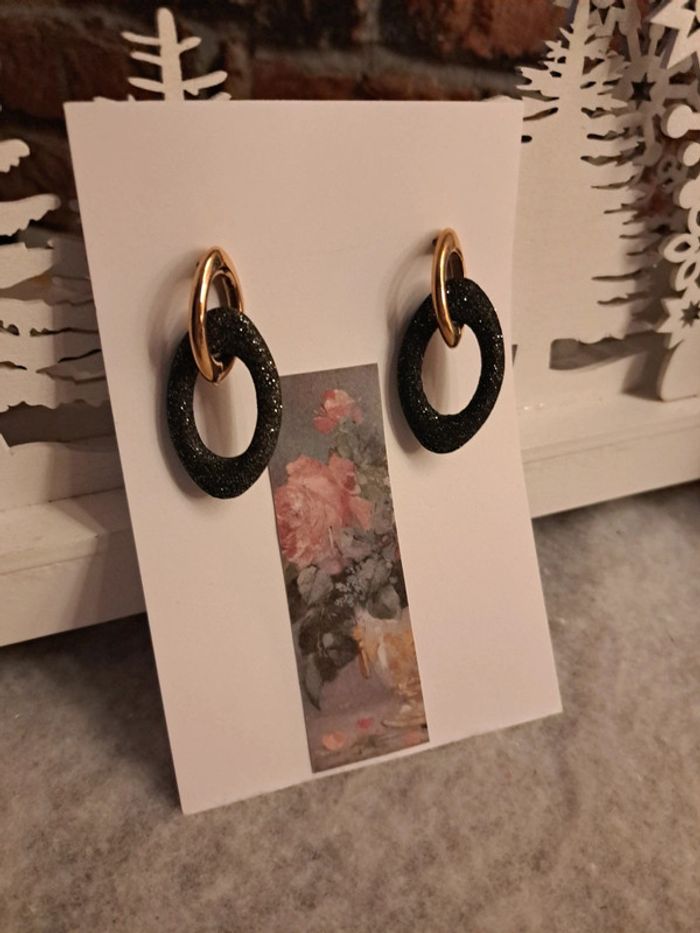 Boucles d'oreilles pendante noir et doré - photo numéro 5