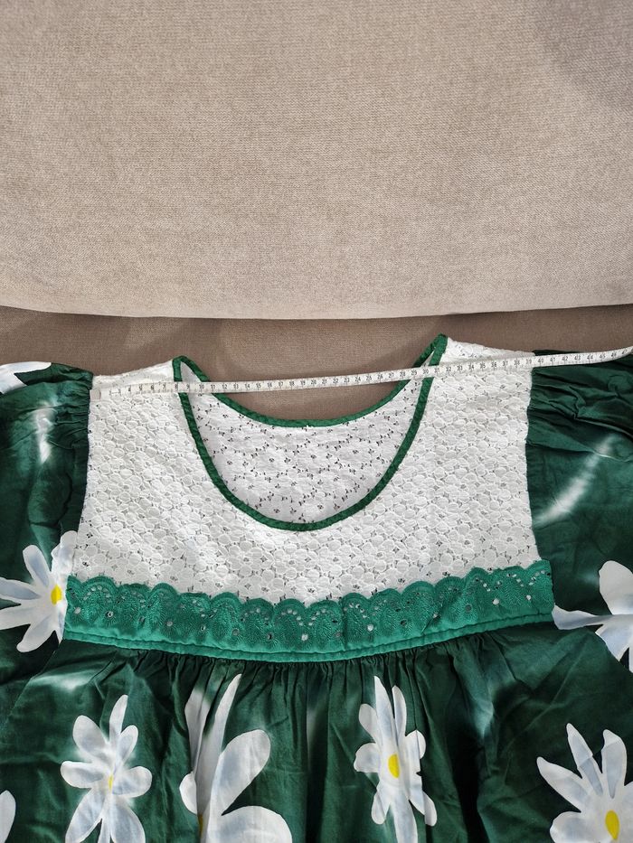 Robe polynésienne verte foncé à fleurs blanche avec détail dentelle - photo numéro 7