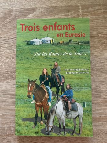 Trois enfants en Eurasie sur la route de la soie