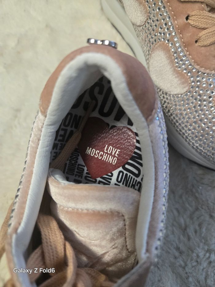 Basquettes Fille T35 Moschino  Neuve - photo numéro 3