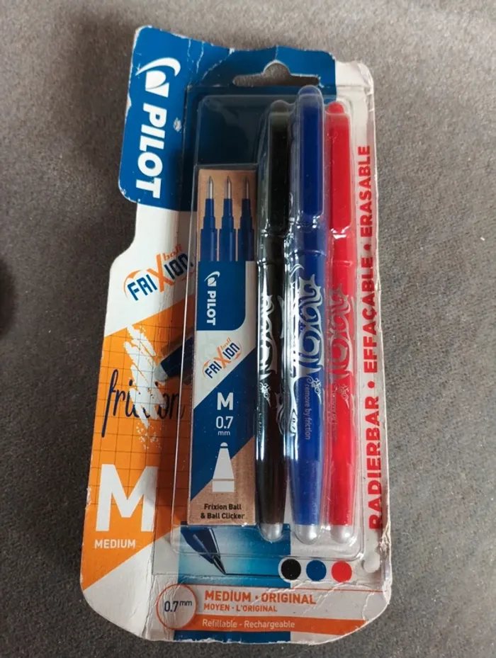 Lot de 3 stylo effaçable et recharge neuf jamais ouvert marque pilot
