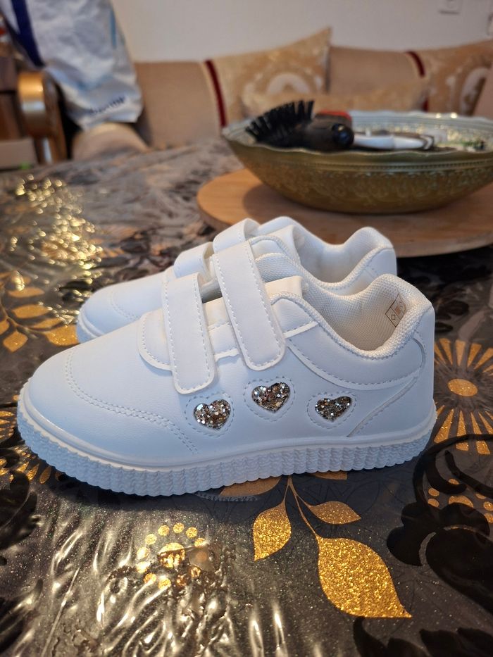 Basket blanche motif coeur sur coter fille taille 28 neuf prix 8 euro - photo numéro 2