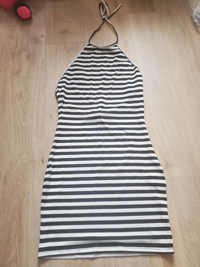 Robe dos nu à rayure noir et blanche taille 36