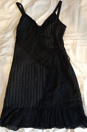 Robe noire bretelle façon cache coeur