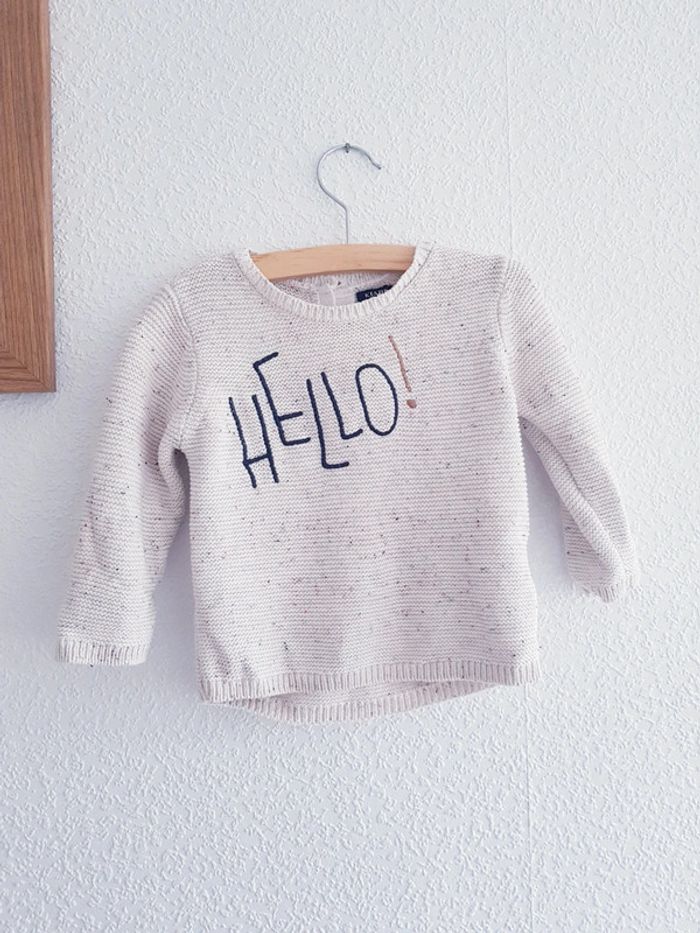 Kiabi - Pull en tricot/maille, manches longues, col rond - Hello ! brodé (9 mois) - photo numéro 2