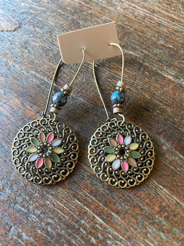 Magnifiques boucles d’oreilles colorées avec fleurs et perles