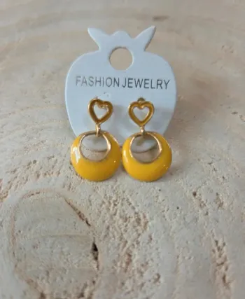 Boucles d’oreilles dorées avec pendentif jaune – chic & élégantes