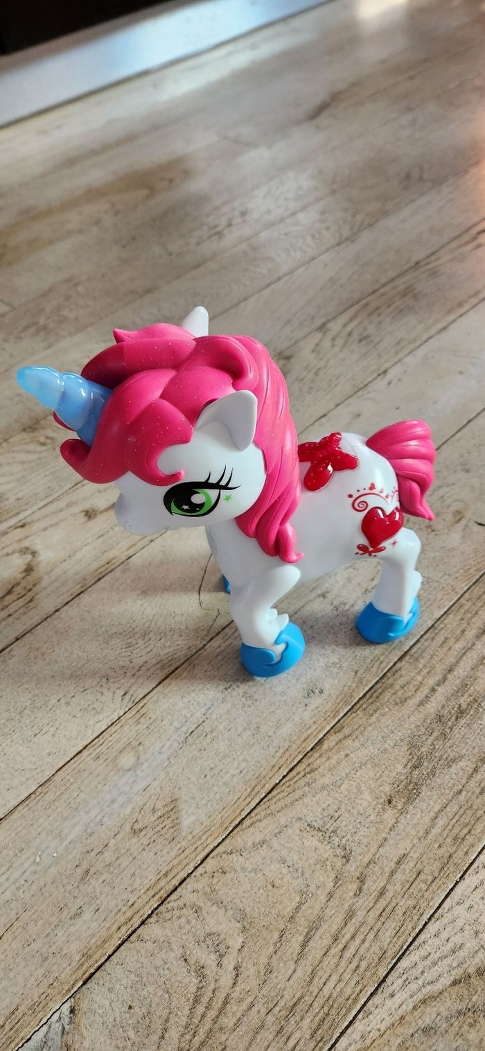 Licorne avec corne lumineuse et différents sons inclus - photo numéro 3