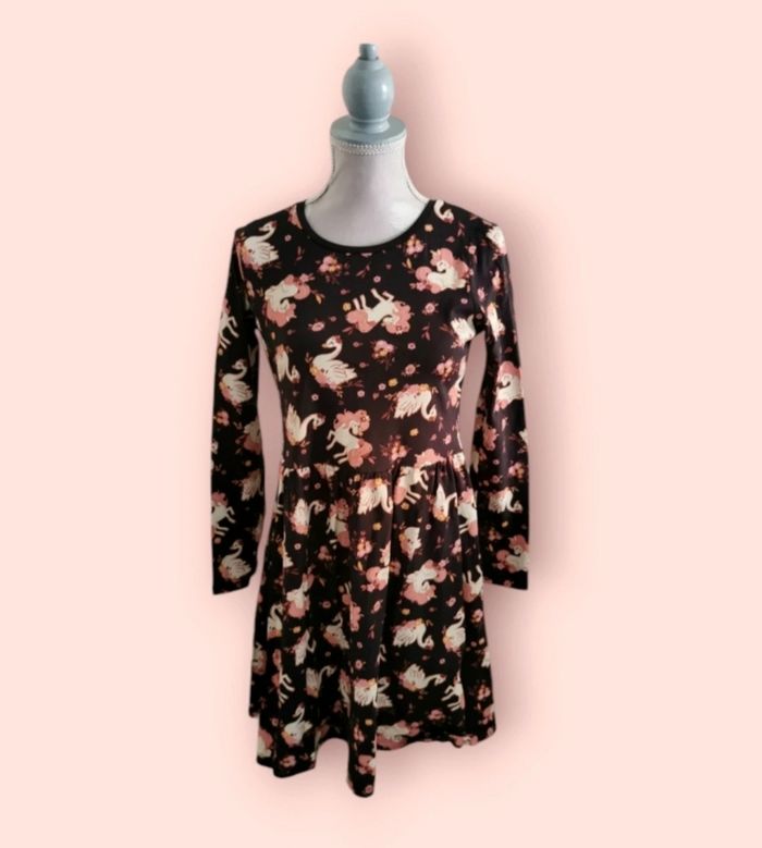 Robe noire licornes cygnes et fleurs C&A taille 10 ans