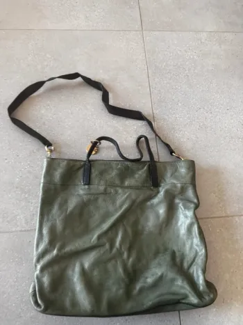 Sac fourre tout vert en cuir Rabeanco, il y a plusieurs marques d'usures, 40x32cm