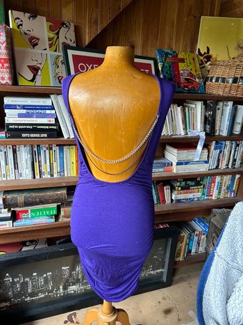 Robe moulante, violette dos nu