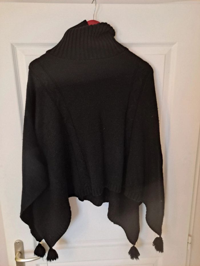Poncho noir col roulé.
