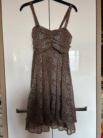 Robe léopard fluide à bretelles - détails brillants