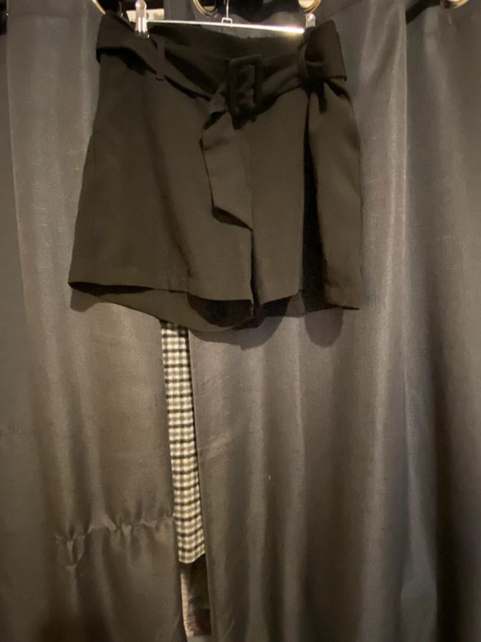 Short noir