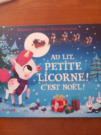 Livre au lit petite licorne c'est Noël 