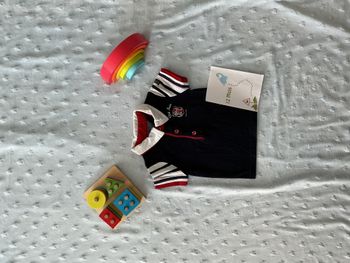 polo manches courtes marine et blanc écusson poitrine 12 mois elle est où la mer ?