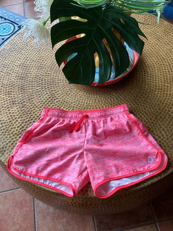 Décathlon short taille 10 ans couleur corail