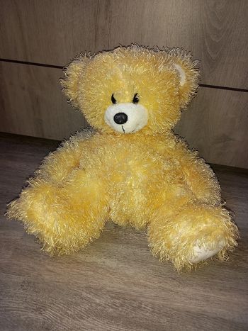 jolie nounours jaune tout doux et tout mou