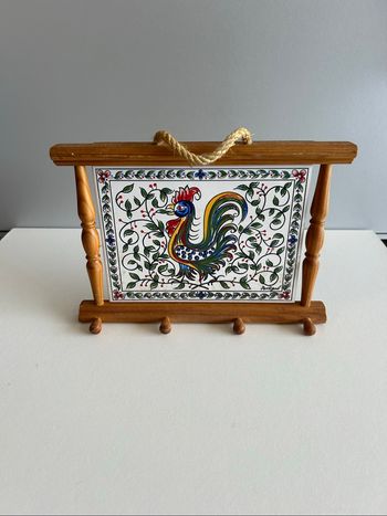 Porte-clés mural décoratif – carreau peint, bois – 26 cm