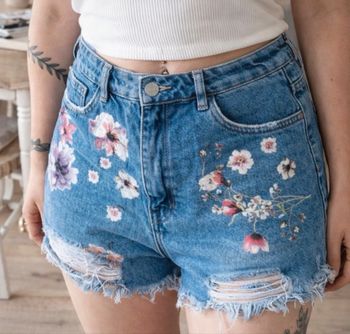 Short en jeans déchiré fleuries 