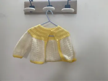 Gilet blanc et jaune tricoté en laine
